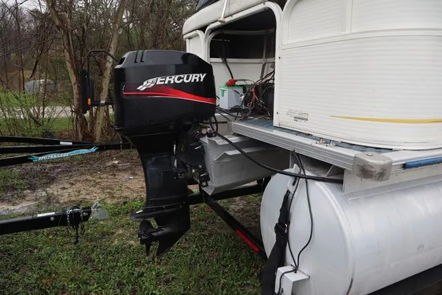 Slide: The Image of Bentley Pontoons 200 Fish 2004 - 8