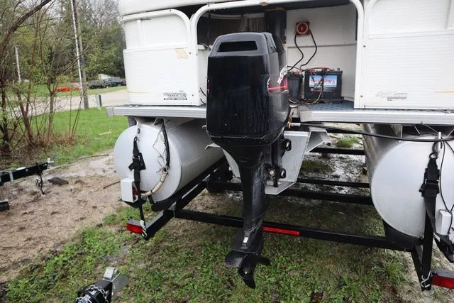 Slide: The Image of Bentley Pontoons 200 Fish 2004 - 9