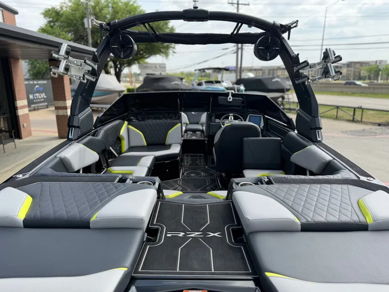 Slide: The Image of Tigé 22RZX 2022 - 10