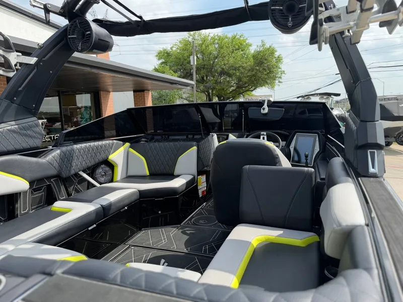 Slide: The Image of Tigé 22RZX 2022 - 12