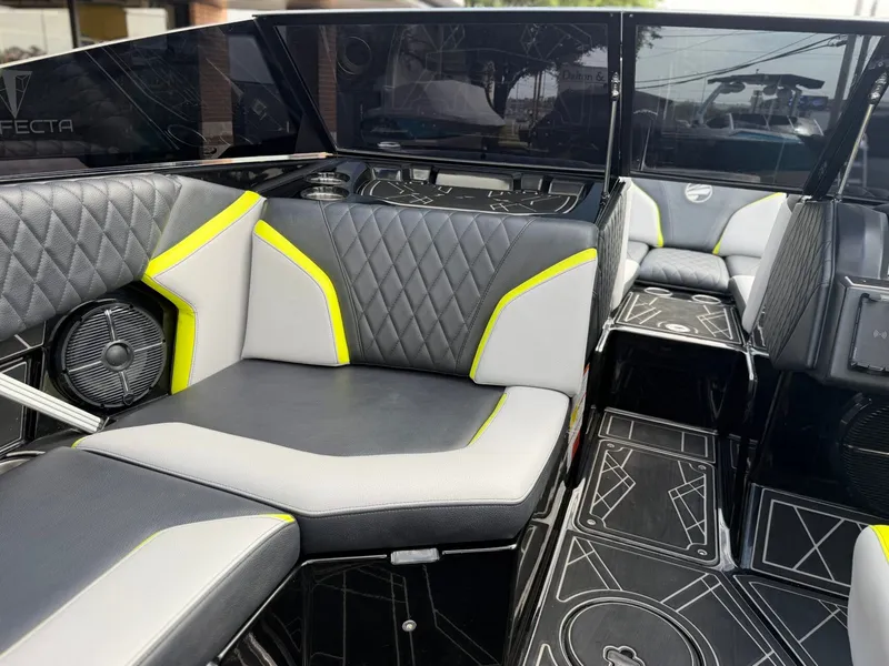 Slide: The Image of Tigé 22RZX 2022 - 14