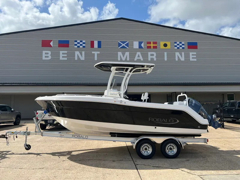 The Image of Robalo R222 Center Console 2026 - 1