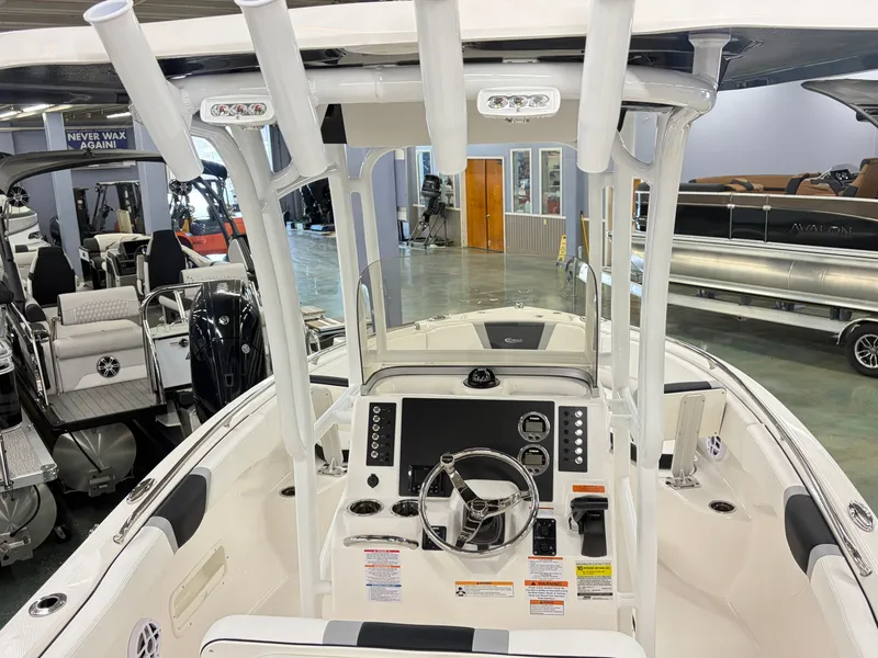 Slide: The Image of Robalo R222 Center Console 2026 - 10
