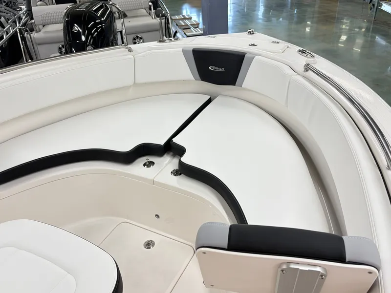 Slide: The Image of Robalo R222 Center Console 2026 - 14