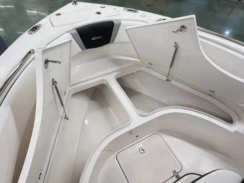 Slide: The Image of Robalo R222 Center Console 2026 - 15