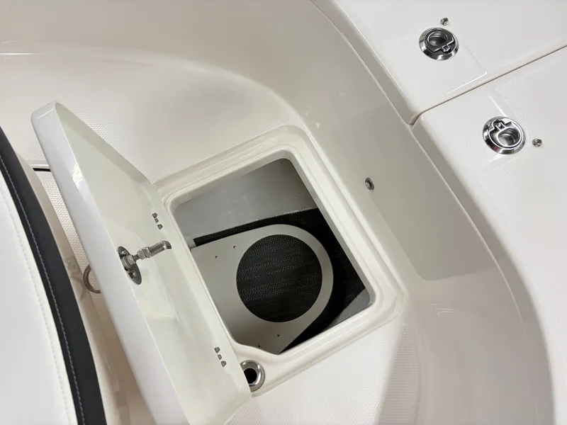 Slide: The Image of Robalo R222 Center Console 2026 - 16