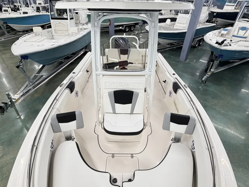Slide: The Image of Robalo R222 Center Console 2026 - 17