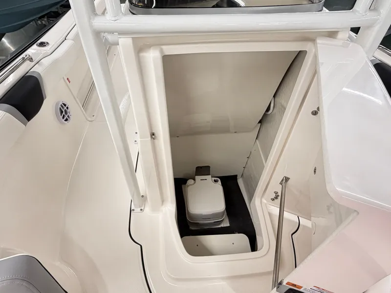 Slide: The Image of Robalo R222 Center Console 2026 - 18