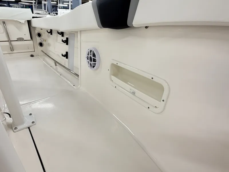 Slide: The Image of Robalo R222 Center Console 2026 - 19