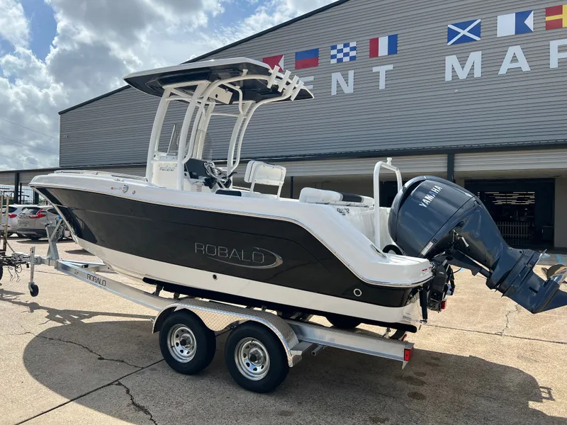 Slide: The Image of Robalo R222 Center Console 2026 - 3