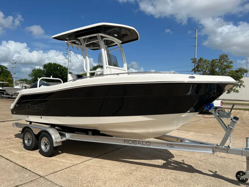Slide: The Image of Robalo R222 Center Console 2026 - 4