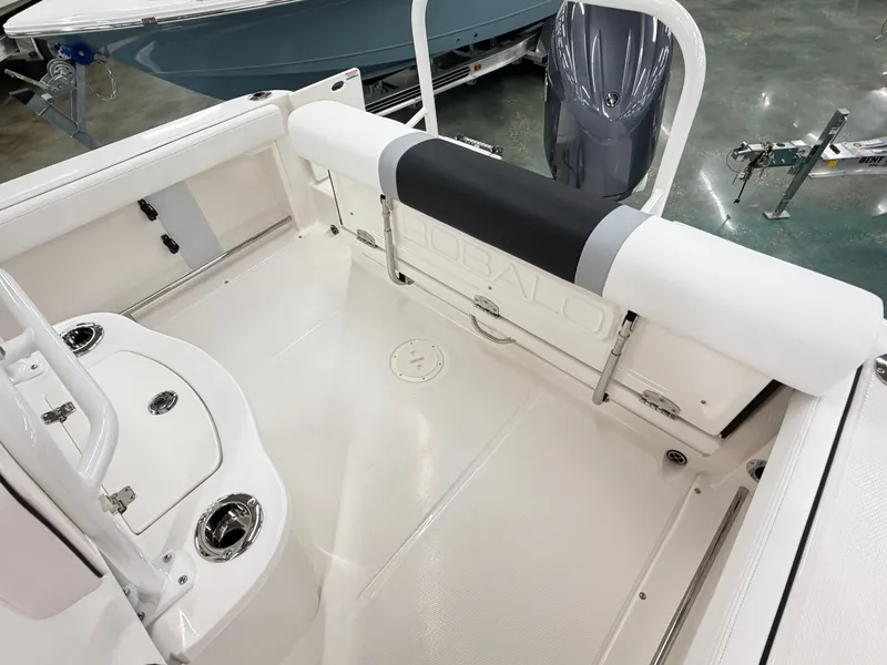 Slide: The Image of Robalo R222 Center Console 2026 - 5