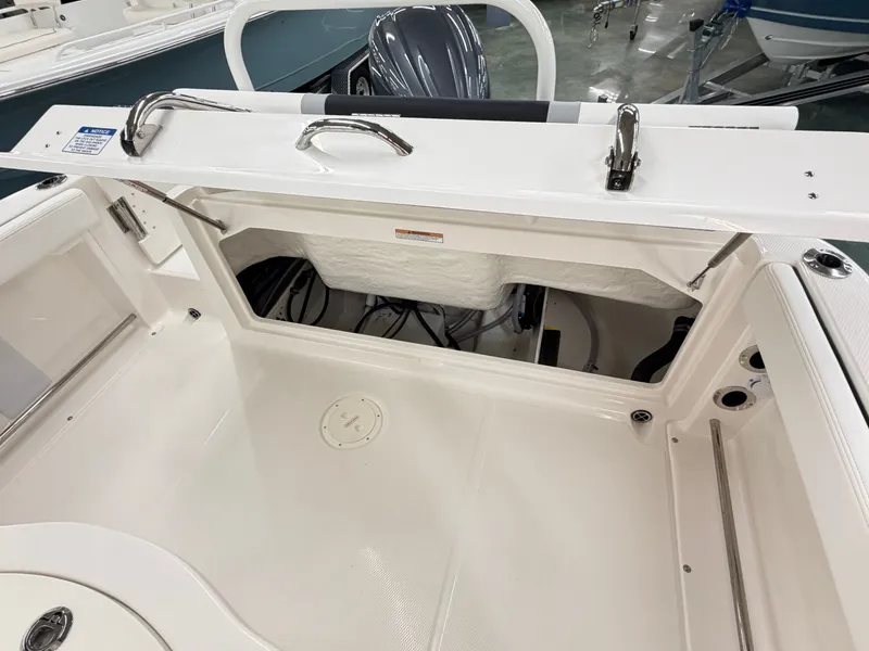Slide: The Image of Robalo R222 Center Console 2026 - 6