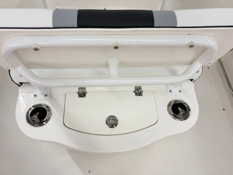 Slide: The Image of Robalo R222 Center Console 2026 - 8