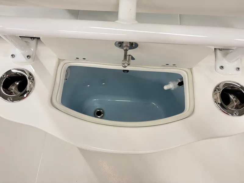 Slide: The Image of Robalo R222 Center Console 2026 - 9