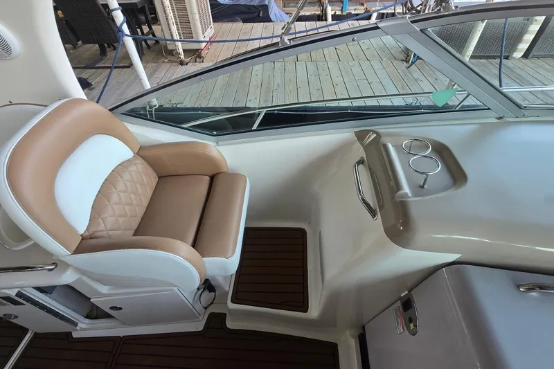 Slide: The Image of Captain's seat on 2005 Sea Ray 340 Sundancer, featuring tan and white upholstery. - 15