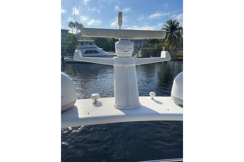 Slide: The Image of Azimut 46 Flybridge MY 2000 radar system on a sunny day by the water. - 101