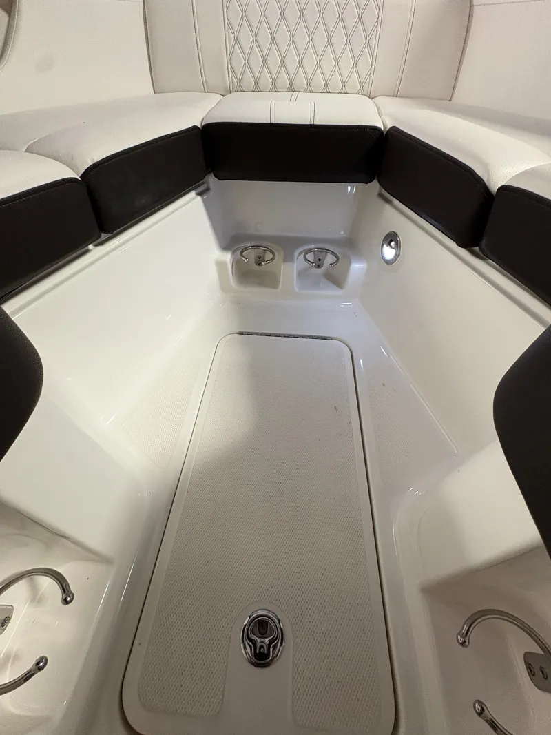 Slide: The Image of Interior of Sea Ray SLX 280 boat, model year 2021. - 19