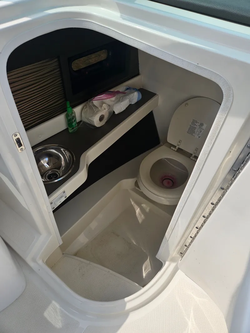 Slide: The Image of Interior of Sea Ray SLX 280 yacht with toilet and sink. - 39