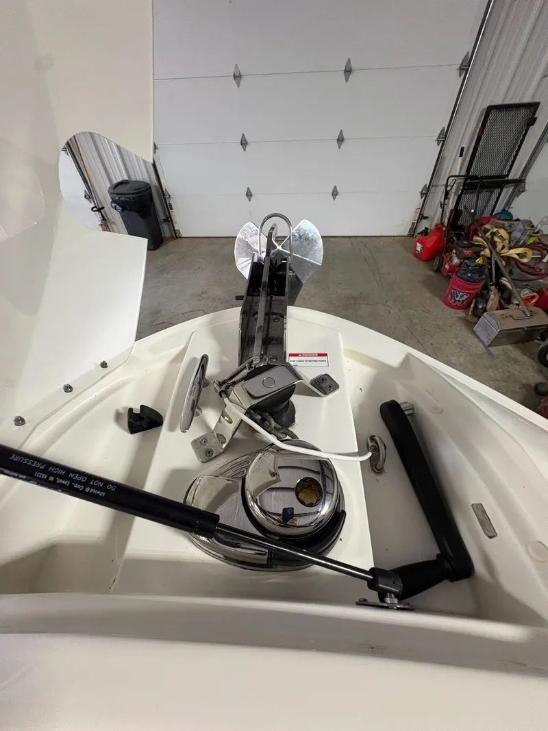 Slide: The Image of Anchor area of a 2021 Sea Ray SLX 280 boat. - 40