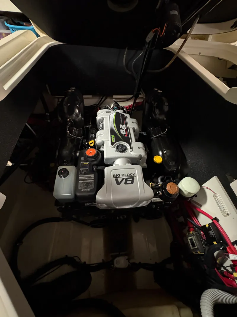 Slide: The Image of Engine compartment of 2021 Sea Ray SLX 280 boat. - 42