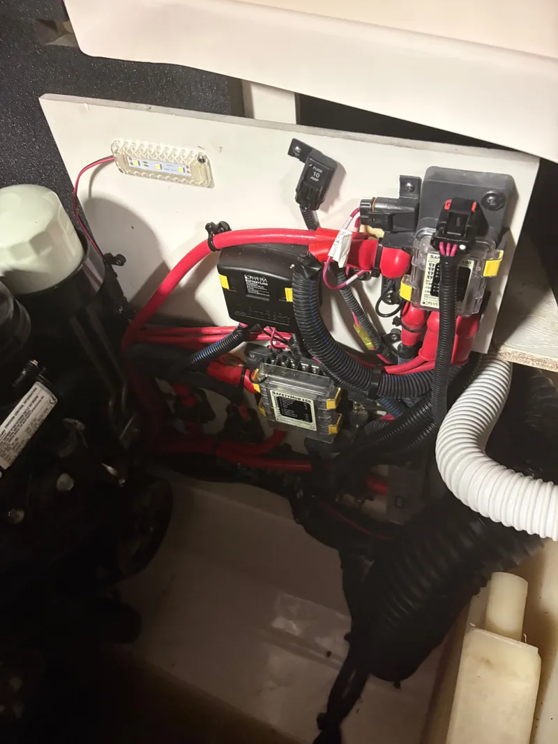 Slide: The Image of Electrical system in the engine compartment of a 2021 Sea Ray SLX 280 boat. - 44