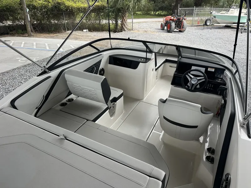 Slide: The Image of Sea Ray SPX 190 Outboard 2025 - 12