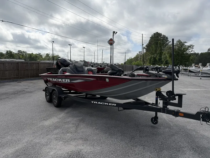 The Image of Tracker Pro Team 150hp~ garmin live 2025 - 1