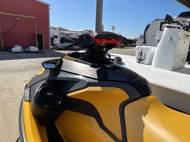 Slide: The Image of Sea-Doo RXT300 2022 - 4