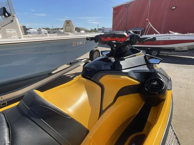 Slide: The Image of Sea-Doo RXT300 2022 - 8