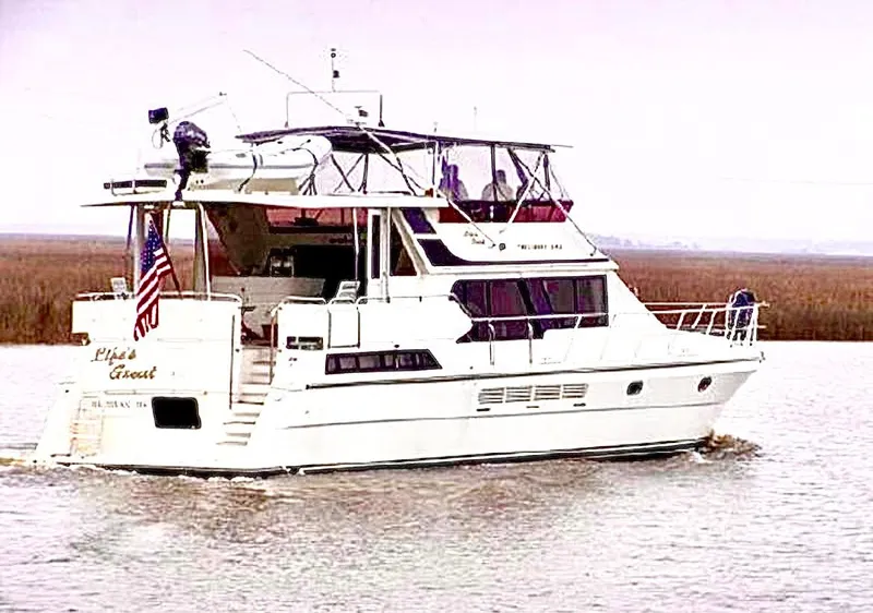 The Image of White 1996 President 545 yacht cruising on calm waters. - 0