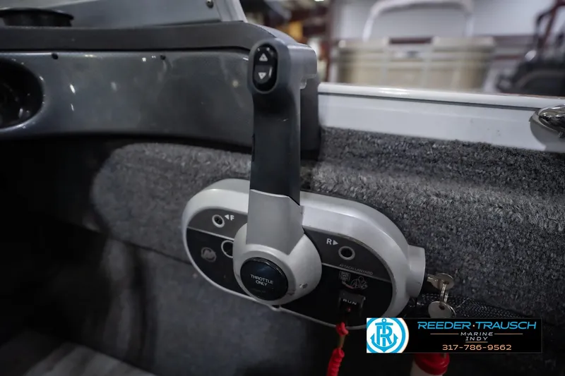 Slide: The Image of Throttle control panel of 2014 Crestliner 1650 Fish Hawk SE boat. - 39