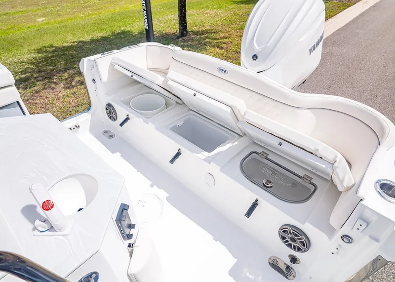 Slide: The Image of Sea Hunt Ultra 255 SE 2026 - 12