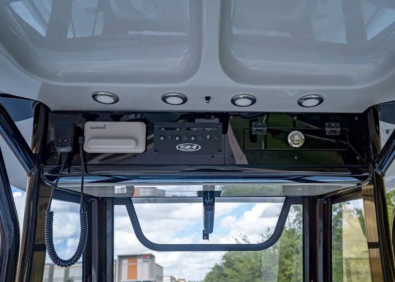 Slide: The Image of Sea Hunt Ultra 255 SE 2026 - 16