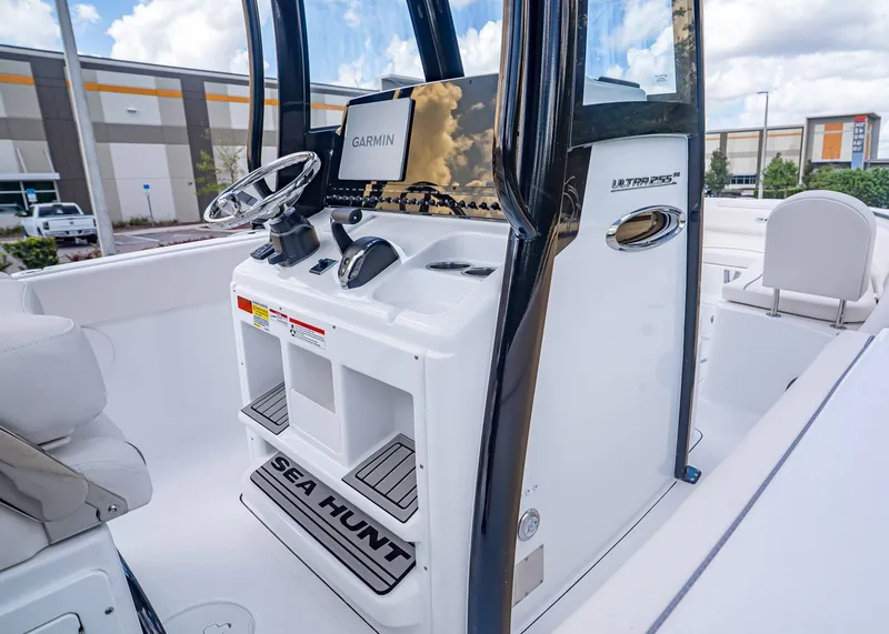 Slide: The Image of Sea Hunt Ultra 255 SE 2026 - 19