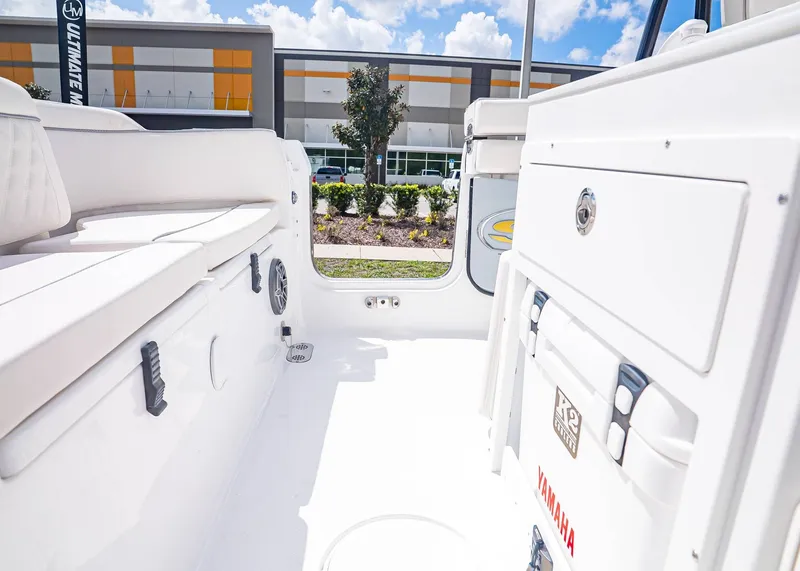 Slide: The Image of Sea Hunt Ultra 255 SE 2026 - 10