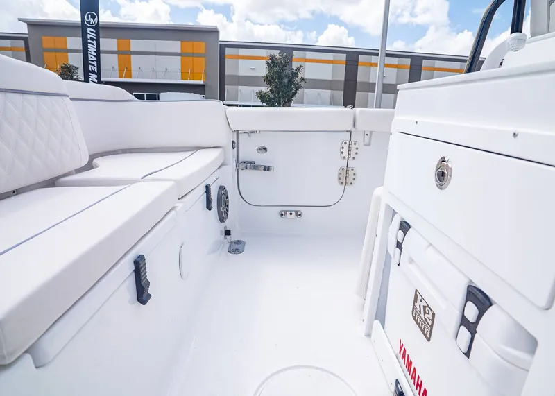 Slide: The Image of Sea Hunt Ultra 255 SE 2026 - 8