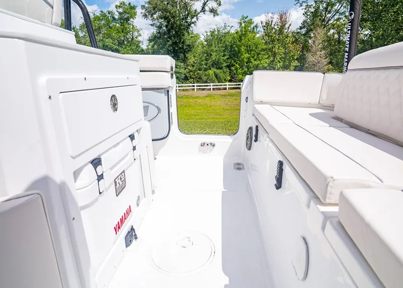 Slide: The Image of Sea Hunt Ultra 255 SE 2026 - 9