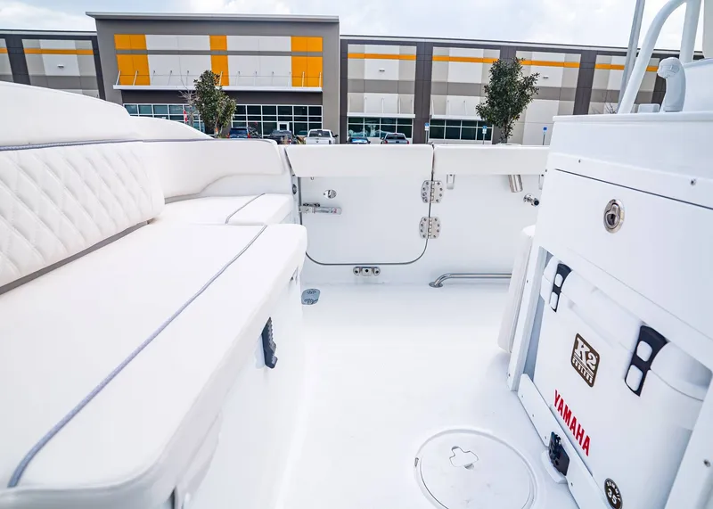 Slide: The Image of Sea Hunt Ultra 265 SE 2026 - 7