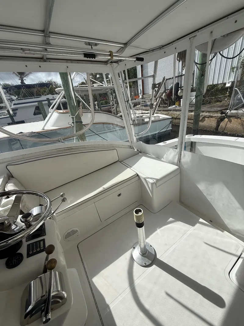Slide: The Image of Interior of a 2000 Luhrs Tournament 290 Open yacht. - 5