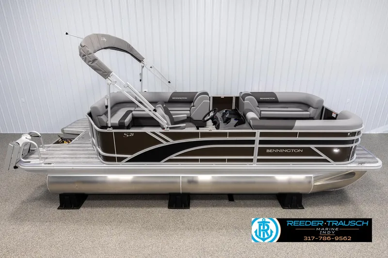 The Image of 2025 Bennington 21 SL pontoon boat in a showroom. - 1