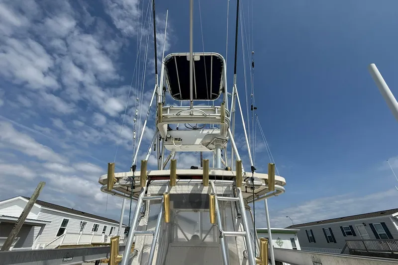 Slide: The Image of 2005 World Cat 330 TE boat with fishing tower against a blue sky. - 30