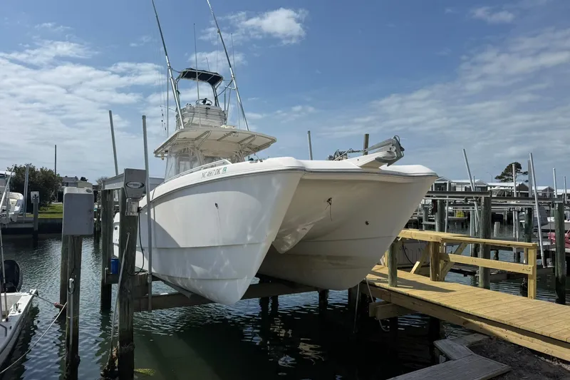 The Image of 2005 World Cat 330 TE boat docked at marina under blue sky. - 7