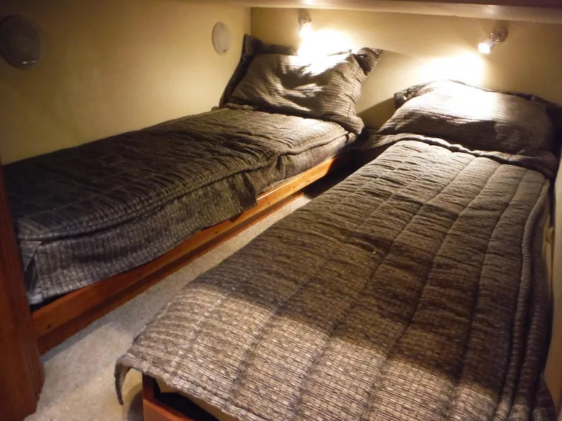 Slide: The Image of Twin beds in the 2005 Cruisers Yachts 455 Express Motoryacht cabin. - 27