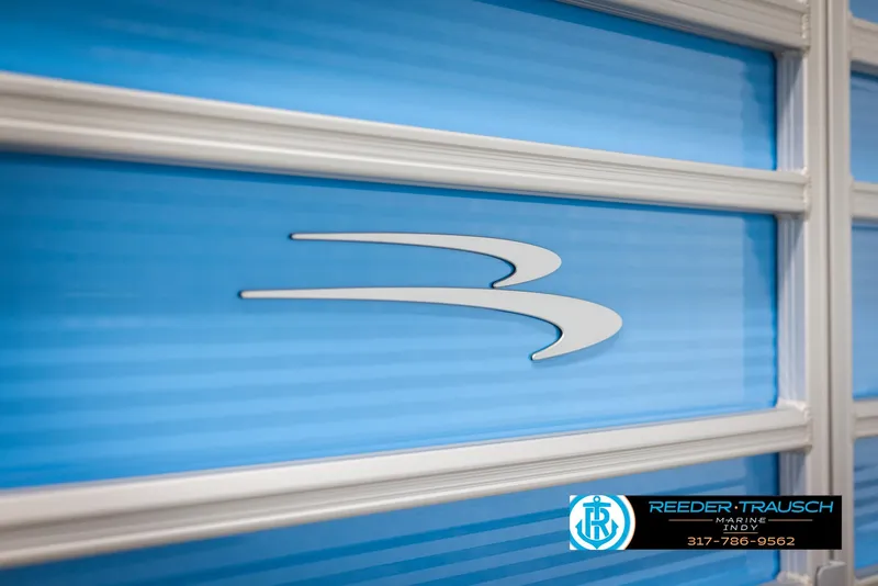 Slide: The Image of Bennington 20 SL 2025, blue design with logo, Reeder Trausch Marine. - 41