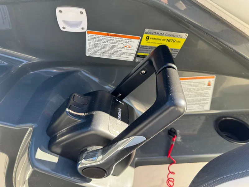 Slide: The Image of Yamaha SX210 2014 throttle control and capacity warnings. - 15