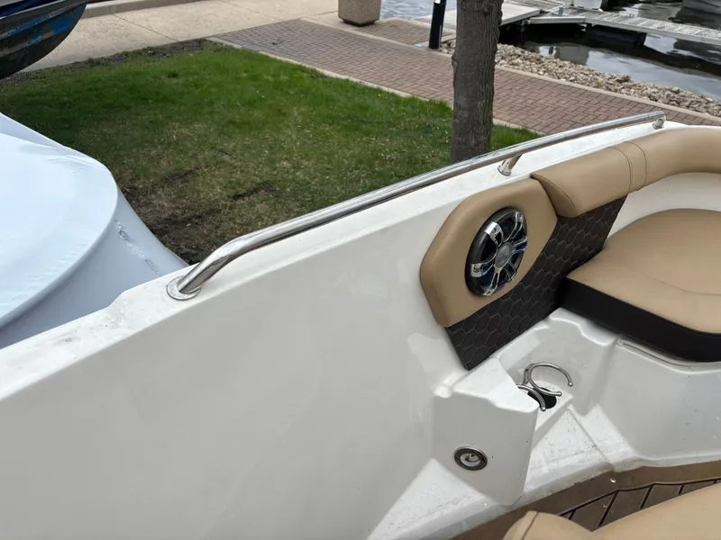 Slide: The Image of Sea Ray SDX 250 2020 - 10