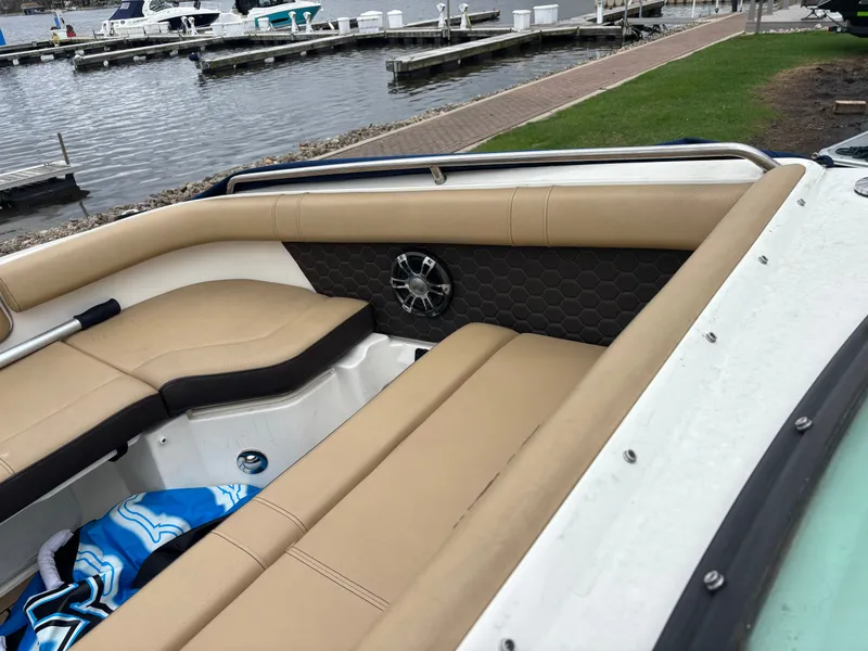 Slide: The Image of Sea Ray SDX 250 2020 - 11