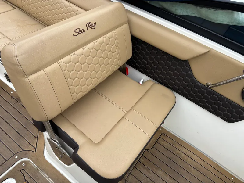 Slide: The Image of Sea Ray SDX 250 2020 - 7