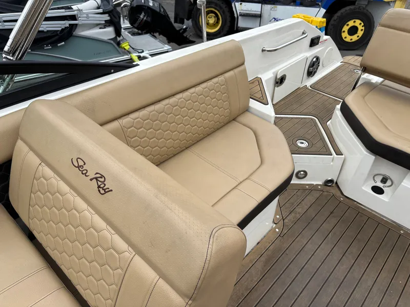 Slide: The Image of Sea Ray SDX 250 2020 - 9